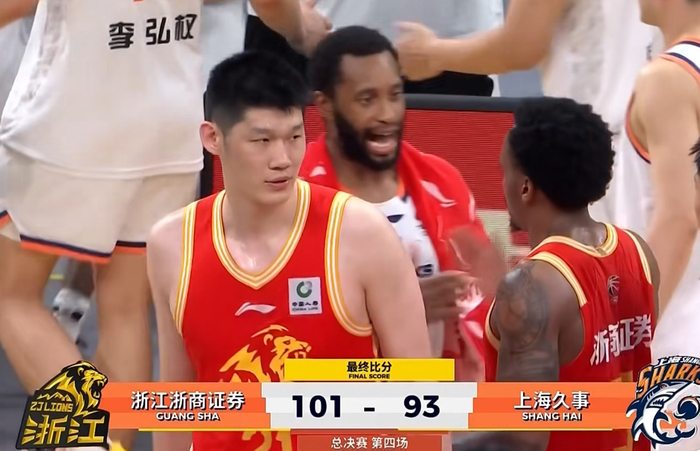 离谱！某记者挖坑提问禁忌问题，卢伟识破陷阱愤怒离场送上眼神杀|上海男篮|王哲林|张镇麟|球队|裁判_新浪体育_新浪新闻